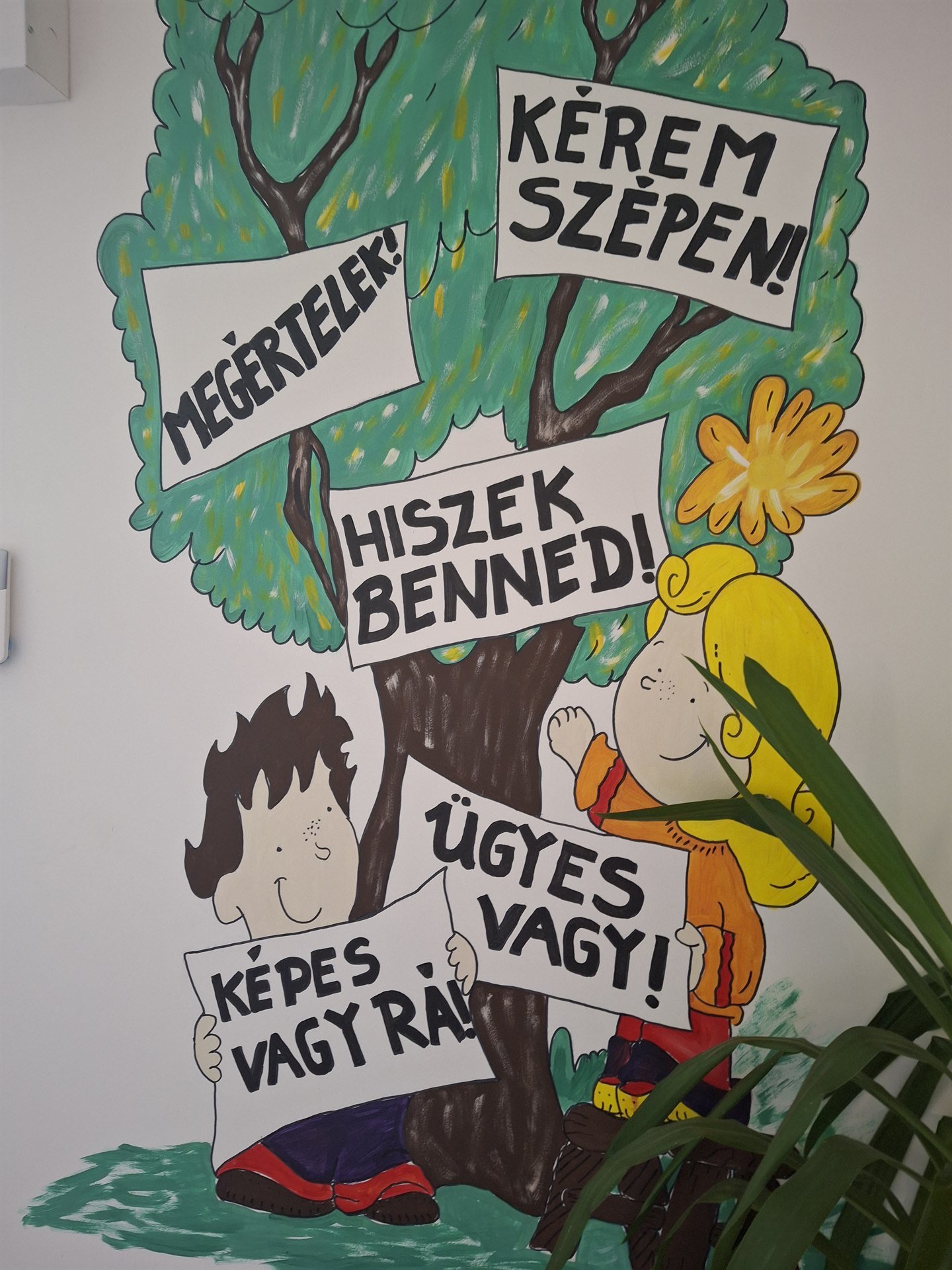 Kedves kifejezéseket bemutató mesefigurás falfestmény